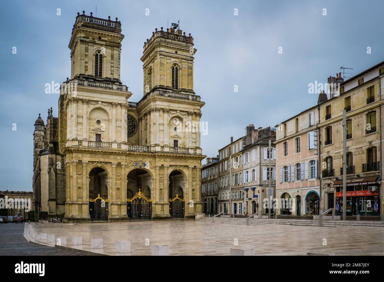 Vue sur la façade Renaissance de la cathédrale Saint-Marie à Auch, dans le sud de la France (Gers) Banque D'Images