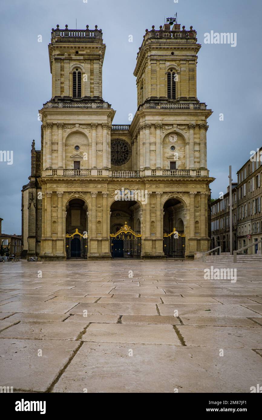 Vue sur la façade Renaissance de la cathédrale Saint-Marie à Auch, dans le sud de la France (Gers) Banque D'Images