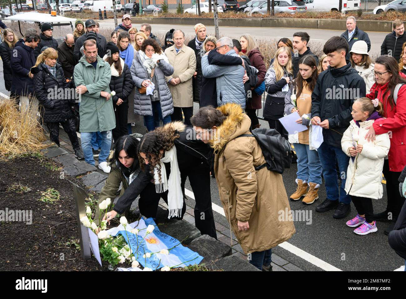 New York, États-Unis. 12th janvier 2023. Des parents de victimes et de survivants de l'attaque de 31 octobre 2017 à New York où 8 personnes ont été tuées, dont 5 en provenance d'Argentine, déposent des fleurs sur le site de l'attaque sur une piste cyclable dans le bas de Manhattan. Sayfullo Saipov peut être passible de la peine de mort pour la conduite fatale d'un camion dans un procès qui a commencé cette semaine devant une Cour fédérale. Credit: Enrique Shore/Alay Live News Banque D'Images