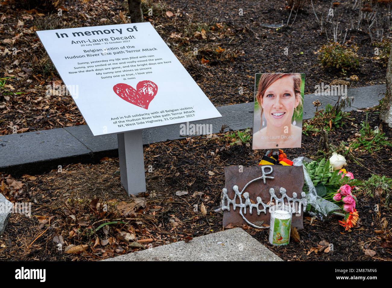 New York, États-Unis. 12th janvier 2023. Des fleurs et des souvenirs apparaissent à côté d'une plaque commémorant Ann-Laure Decadt de Belgique, qui a été tuée après avoir été frappée sur la piste cyclable par un camion tenu par Sayfullo Saipov lors d'une attaque terroriste à 31 octobre 2017 dans le bas de Manhattan. Saipov peut être passible de la peine de mort pour la conduite fatale d'un camion dans un procès qui a commencé cette semaine devant une Cour fédérale. Credit: Enrique Shore/Alay Live News Banque D'Images