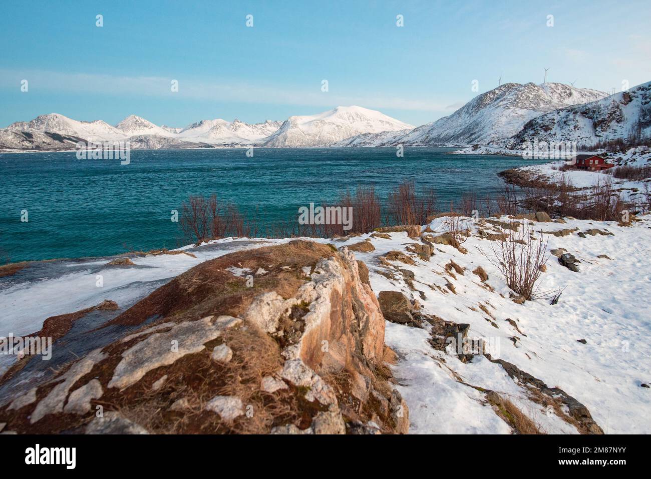 Vue imprenable sur le paysage norvégien près de Sommaroy, Troms, Norvège. Paysage arctique Banque D'Images