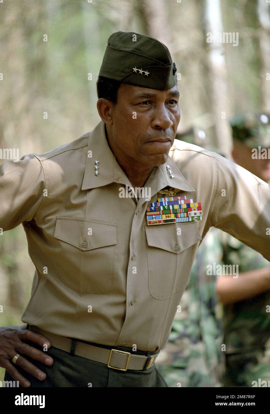 LE LGÉN Frank E. Petersen Jr., commandant général du Commandement du développement et de l'éducation des corps maritimes (CDMEC), suit un exercice d'entraînement à l'École de base (TBS). Base: Corps de marine base, Quantico État: Virginie (va) pays: Etats-Unis d'Amérique (USA) Banque D'Images