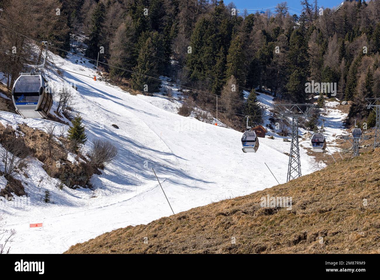 Télécabine et piste de ski de Grimentz Bendolla vues depuis Grimentz au printemps. Il ne reste plus qu'un peu de neige. Grimentz, Val d'Anniviers, Valais, Alpes Pennines, Banque D'Images