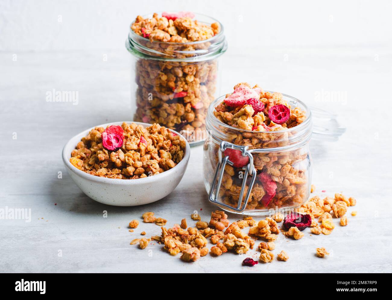 Granola aux baies séchées sur fond clair, petit déjeuner sain Banque D'Images