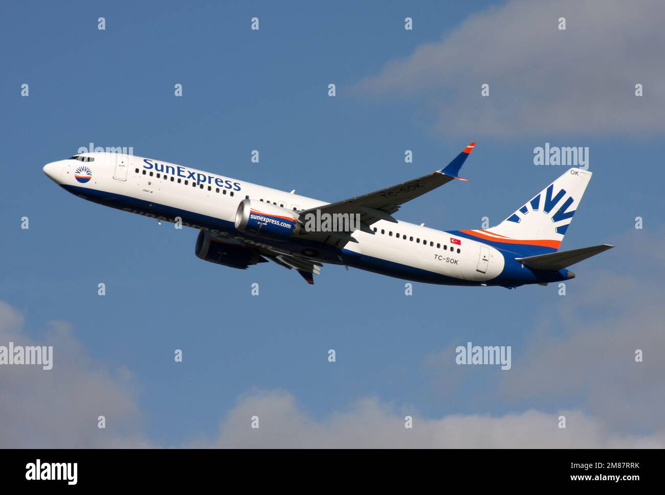 Un Boeing 737-8 MAX de Sun Express part de l'aéroport de Londres Gatwick Banque D'Images