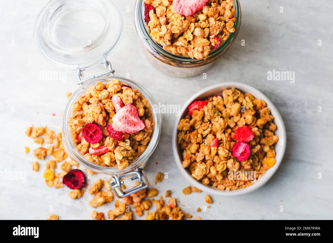 Granola aux baies séchées sur fond clair, petit déjeuner sain Banque D'Images