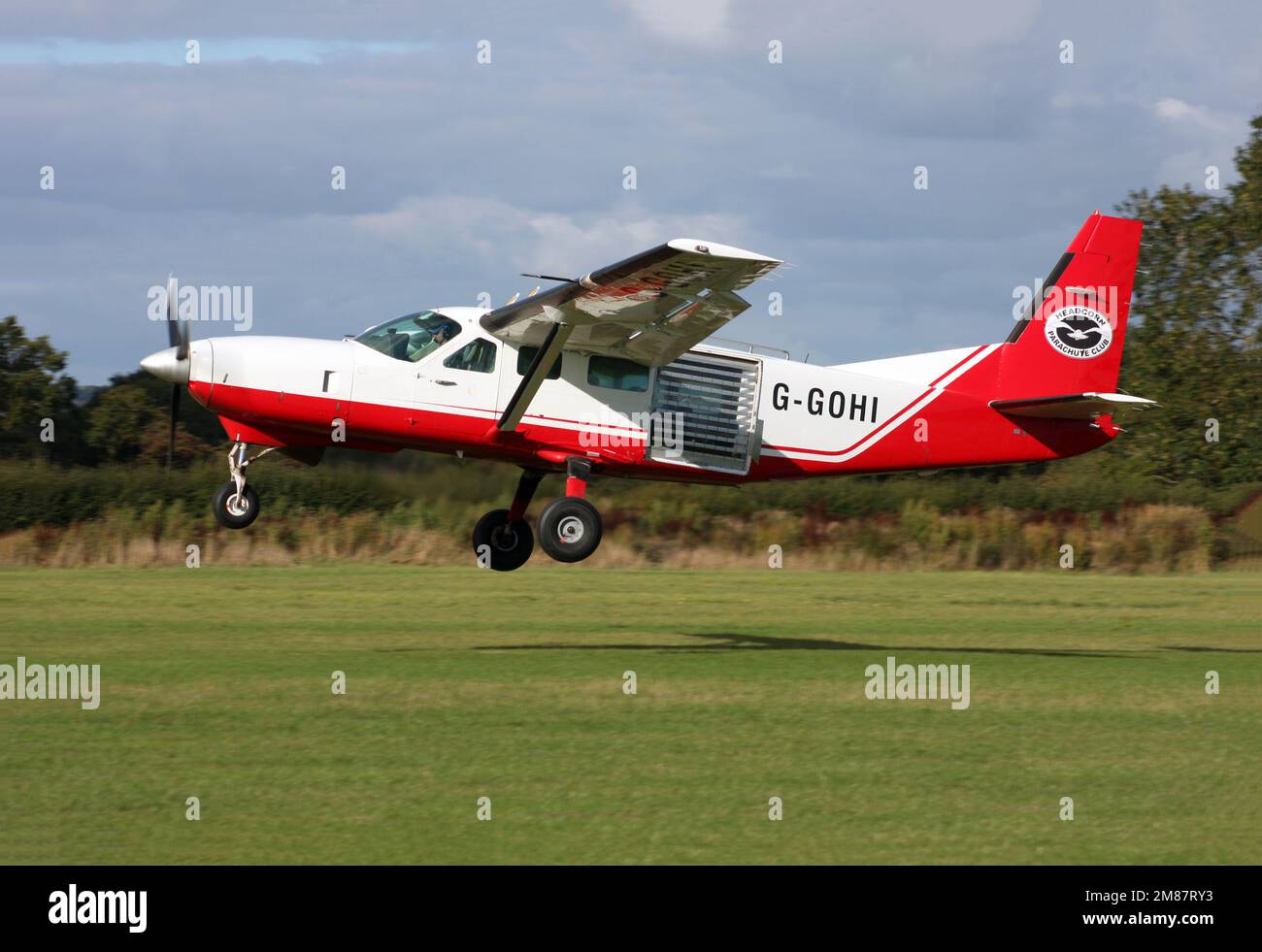 Un Cessna 208 Caravan quitte l'aérodrome de Headcorn Lashenden dans le Kent, au Royaume-Uni, en transportant une autre charge de parachutistes Banque D'Images