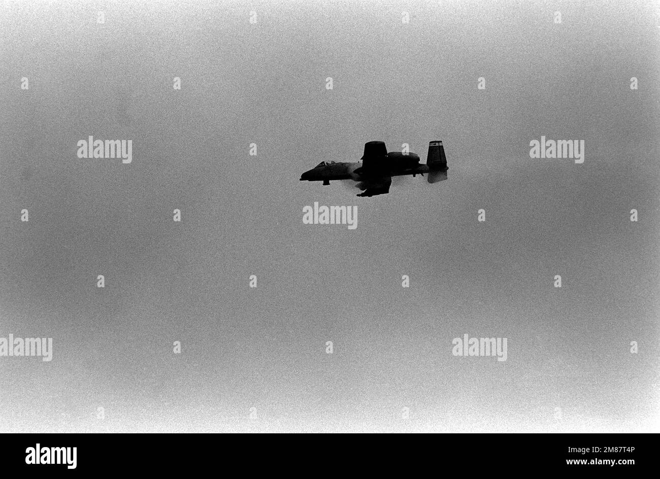 Une vue sol-air d'un avion A-10 Thunderbolt II tirant sur des cibles en char à Lark Hill Range lors de l'exercice de l'OTAN Ardent Ground '87. Membres de la Force mobile Allied Command Europe de Belgique, des pays-Bas, de l'Allemagne de l'Ouest, de l'Italie, du Luxembourg, Le Royaume-Uni et les États-Unis participent à des exercices d'artillerie et d'aviation en direct dans la zone d'entraînement de Salisbury Plain, dans le Wiltshire. Sujet opération/série: ARDENT GROUND '87 pays: Angleterre / Grande-Bretagne (ENG) Banque D'Images