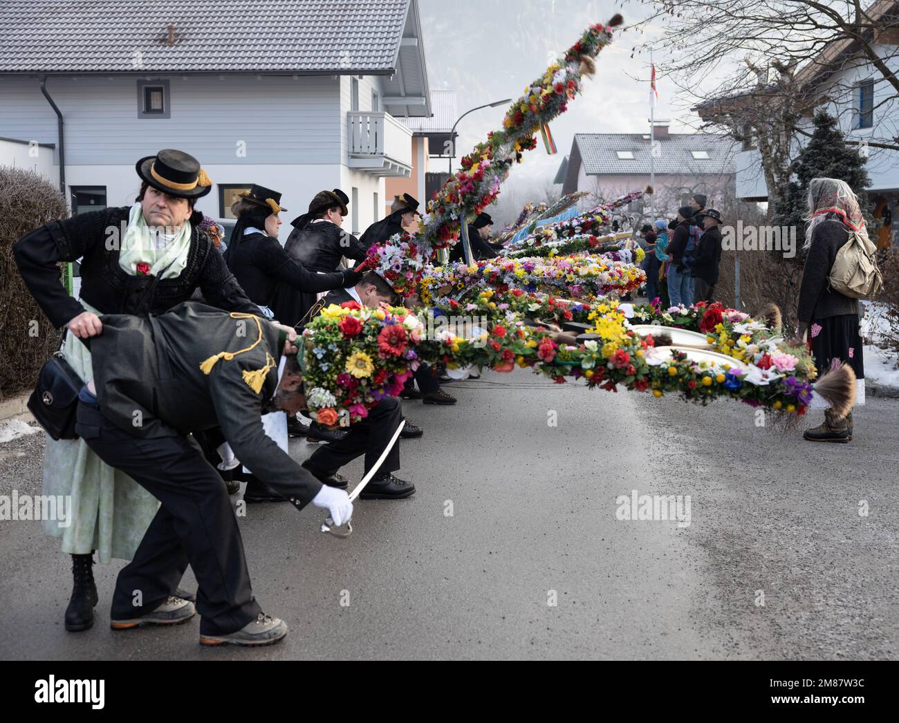 AUTRICHE, GASTEIN - 1 janvier 2023 : arceaux des participants à la procession de Perchtenlauf dans la vallée autrichienne Banque D'Images