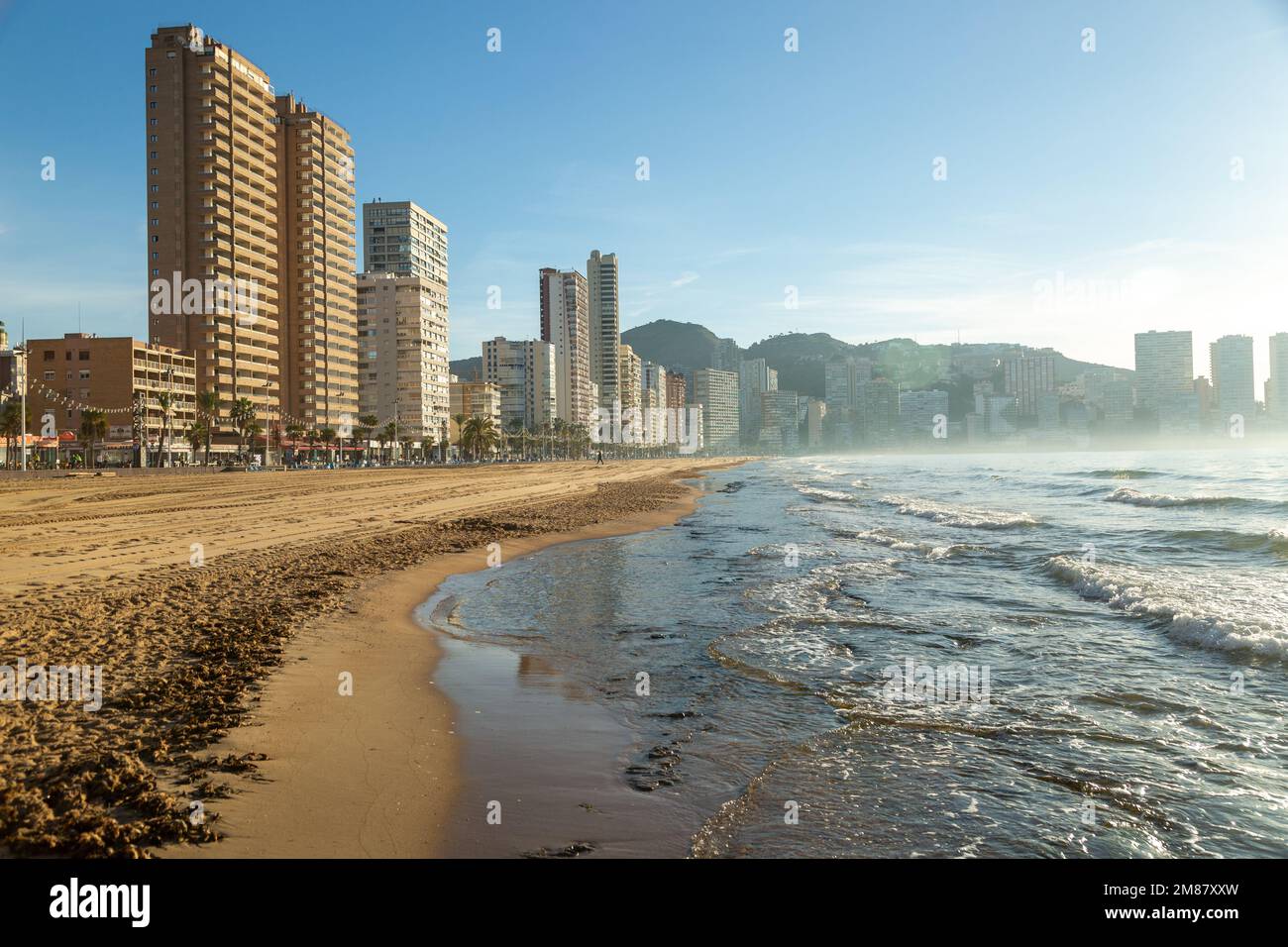 Plage de Benidorm sur un matin ensoleillé de décembre. Banque D'Images