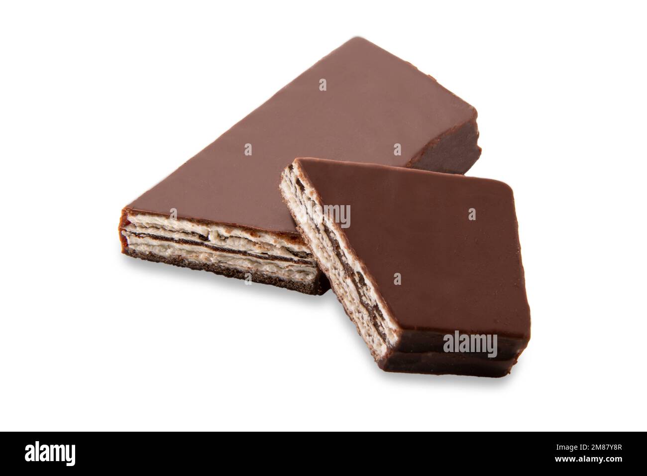 Gâteau éponge rempli de crème de lait et recouvert de chocolat noir croquant, snack-bar coupé en moitié isolé sur blanc avec chemin de coupure inclus Banque D'Images
