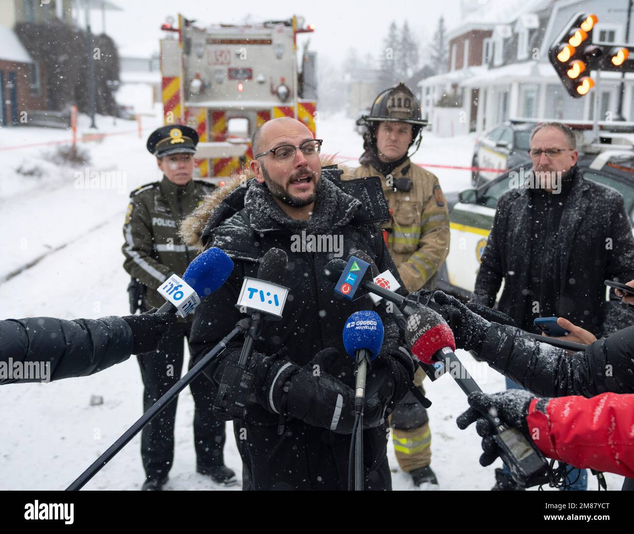 Maire De St Roch De L Achigan Le maire Sebastien Marcil s'adresse aux médias après une explosion dans une  entreprise de propane jeudi, 12 janvier 2023 à Saint-Roch-de-L‚ÄôAchigan,  Qc.LA PRESSE CANADIENNE/Ryan Remiorz Photo Stock - Alamy