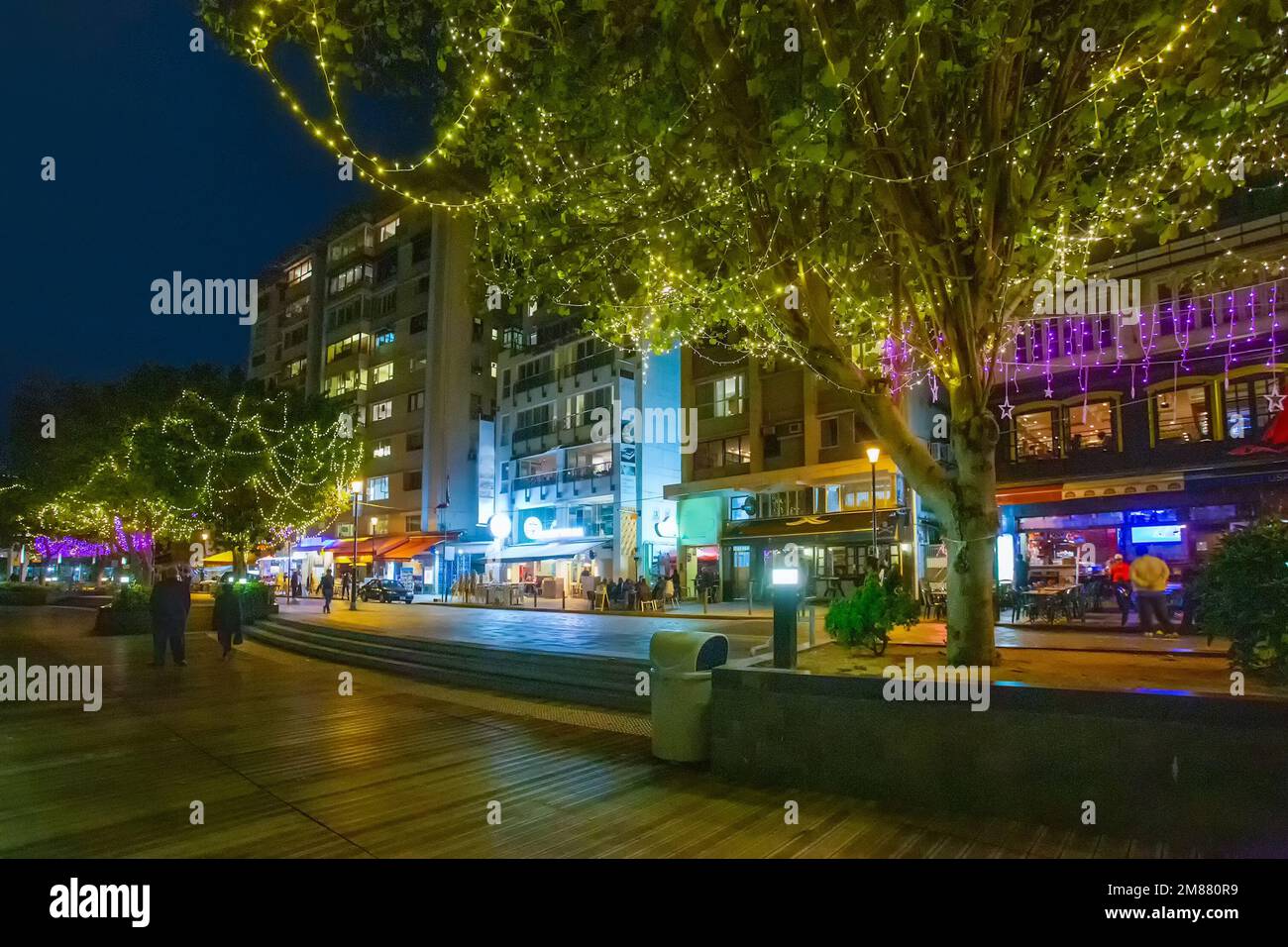 Incroyable promenade Stanley la nuit avec des cafés et des gens à distance. Tres et la rue éclairée, des lumières de rade! Banque D'Images