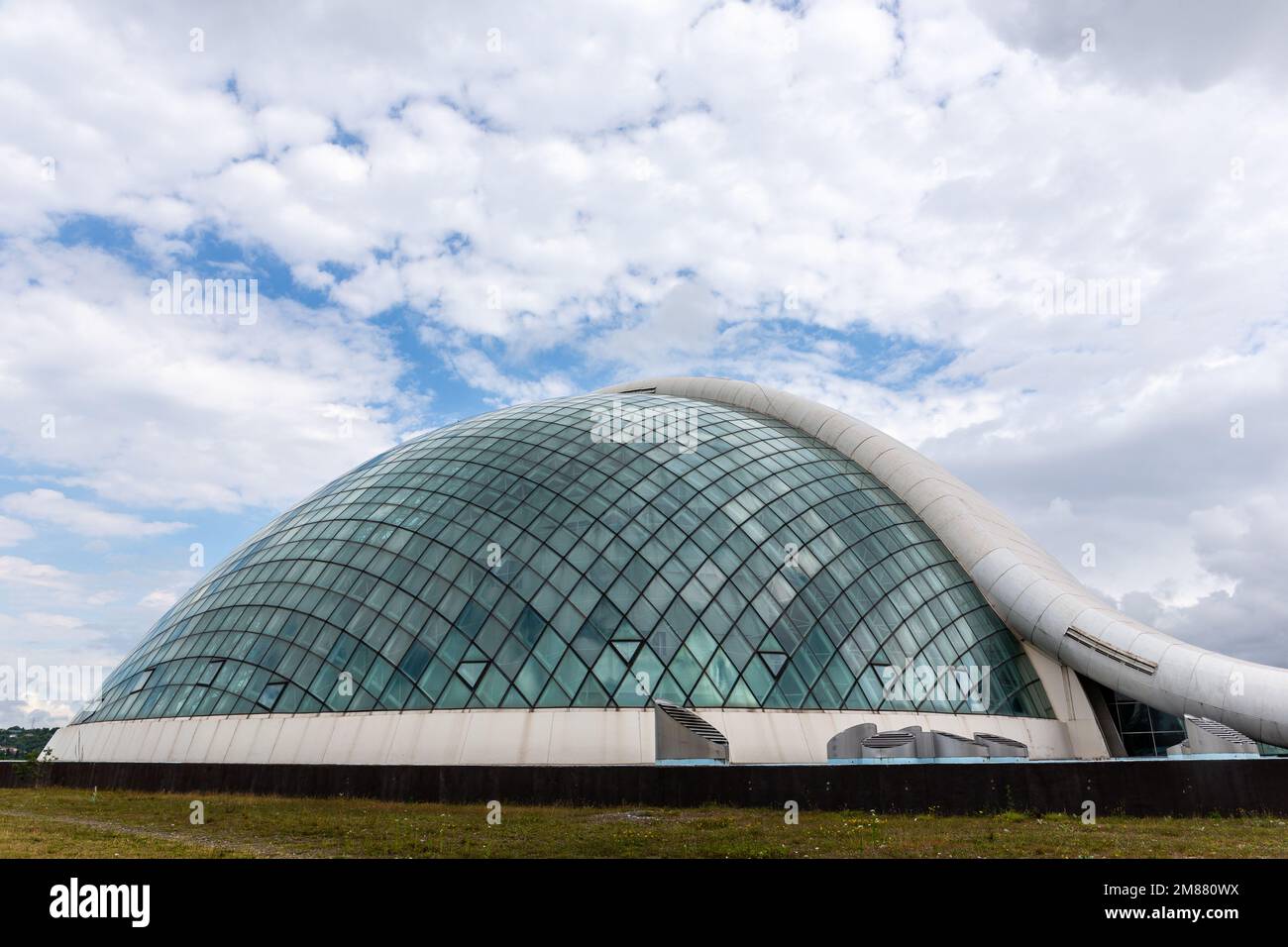 Kutaisi, Géorgie, 06.06.21. L'ancien bâtiment du Parlement géorgien de Kutaisi a abandonné la structure moderne en acier et en verre. Banque D'Images