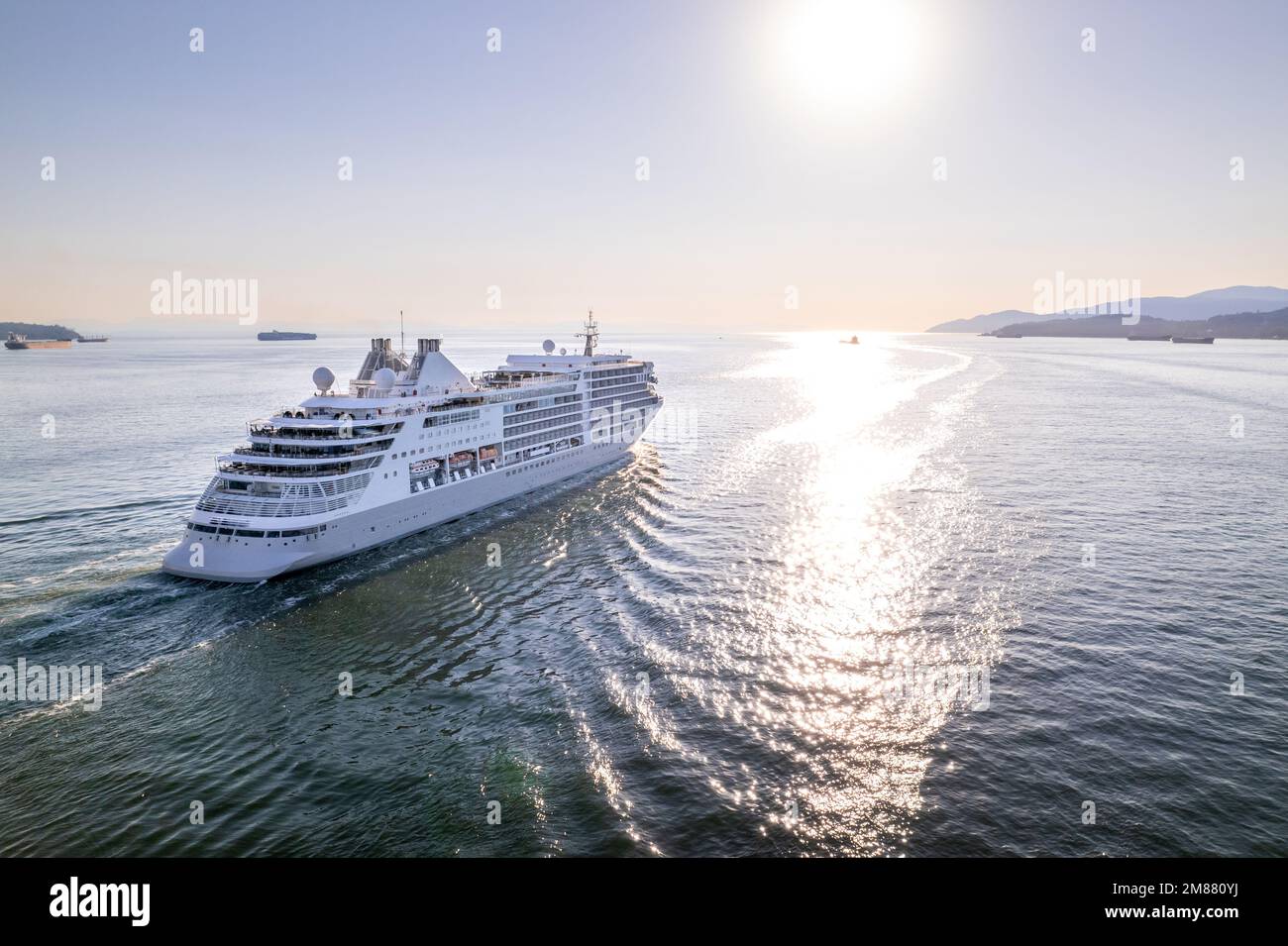 Bateau de croisière naviguant hors du port de Vancouver au coucher du soleil, ligne de croisière, grand bateau, croisière de luxe, images aériennes. Banque D'Images