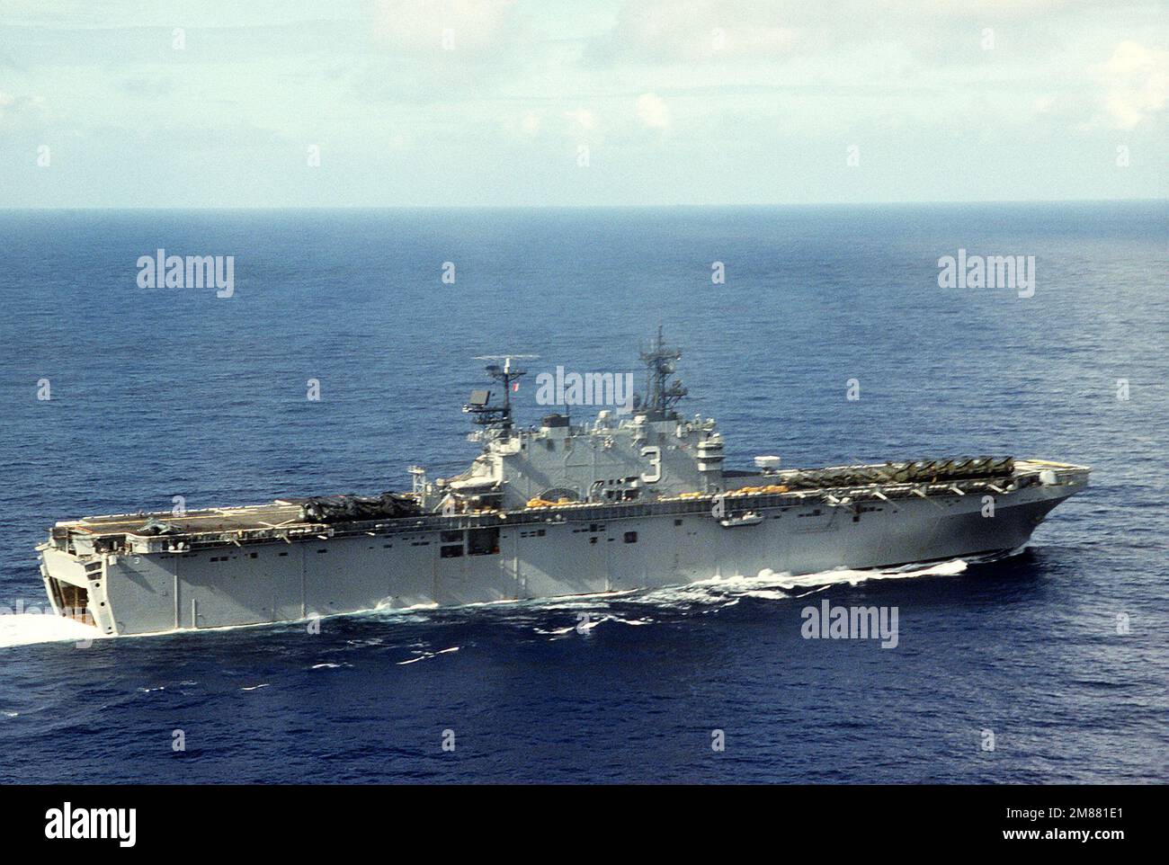 Vue en tribord du navire d'assaut amphibie USS BELLEAU WOOD (LHA-3) en cours. Pays : inconnu Banque D'Images