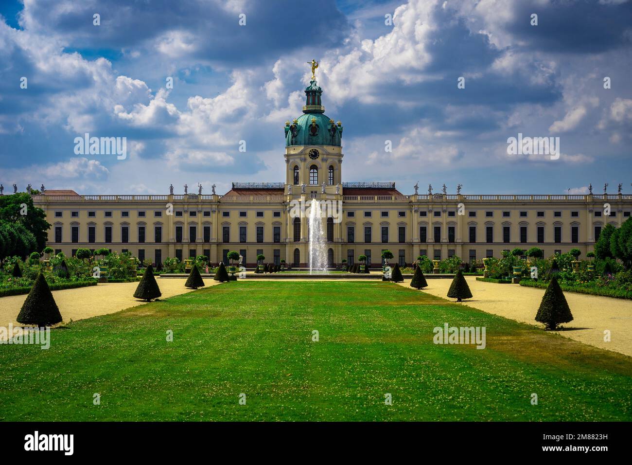 Berlin, Allemagne - 25 juin 2022: Le château de Charlottenburg à Berlin avec un beau parc vert en face en été Banque D'Images