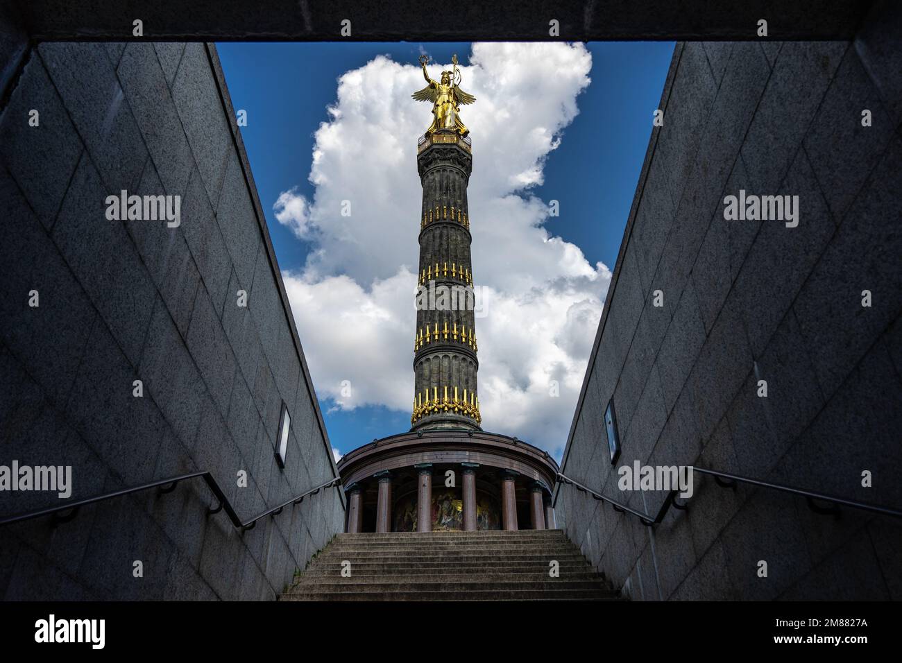 La colonne de la victoire (Siegessäule) de Berlin avec la statue de l'ange d'or - appelée Goldelse - sur le dessus, tiré du sous-sol par temps clair Banque D'Images