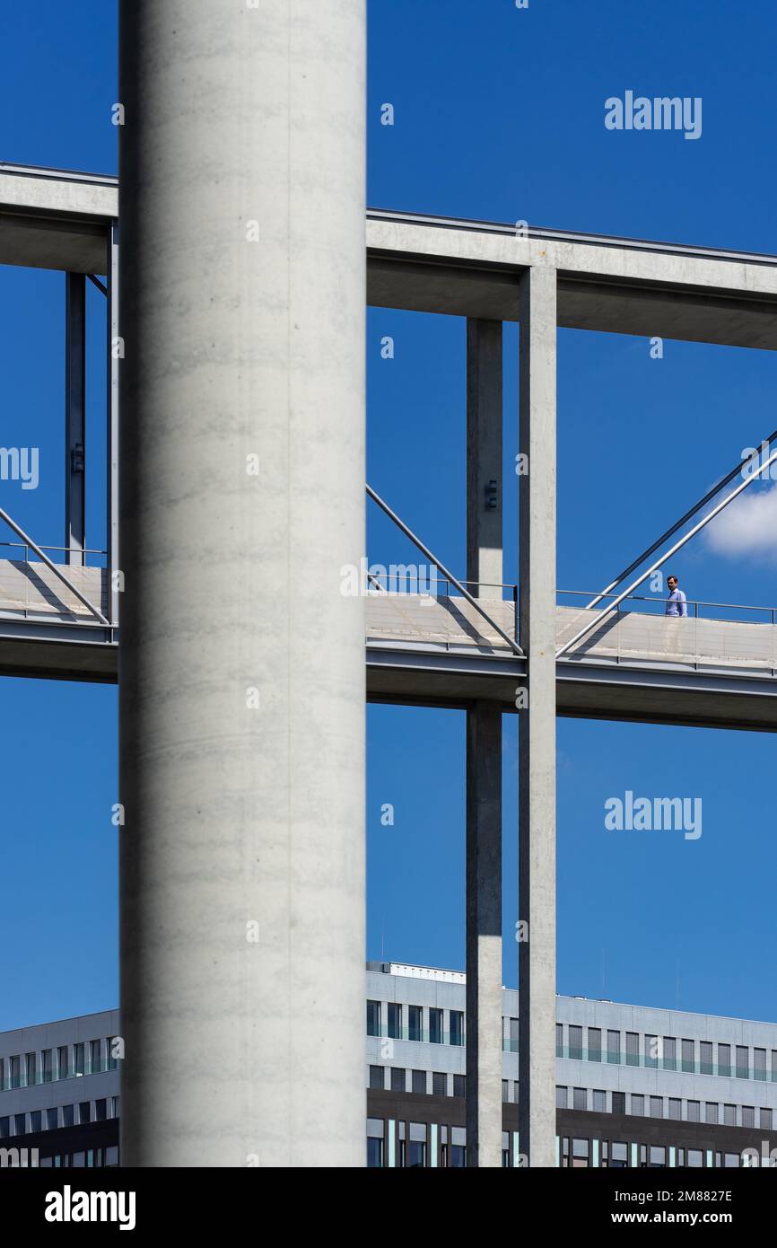 Homme traversant le pont piétonnier Marie-Elisabeth Lüders à Berlin pendant la journée ; architecture géométrique abstraite isolée Banque D'Images