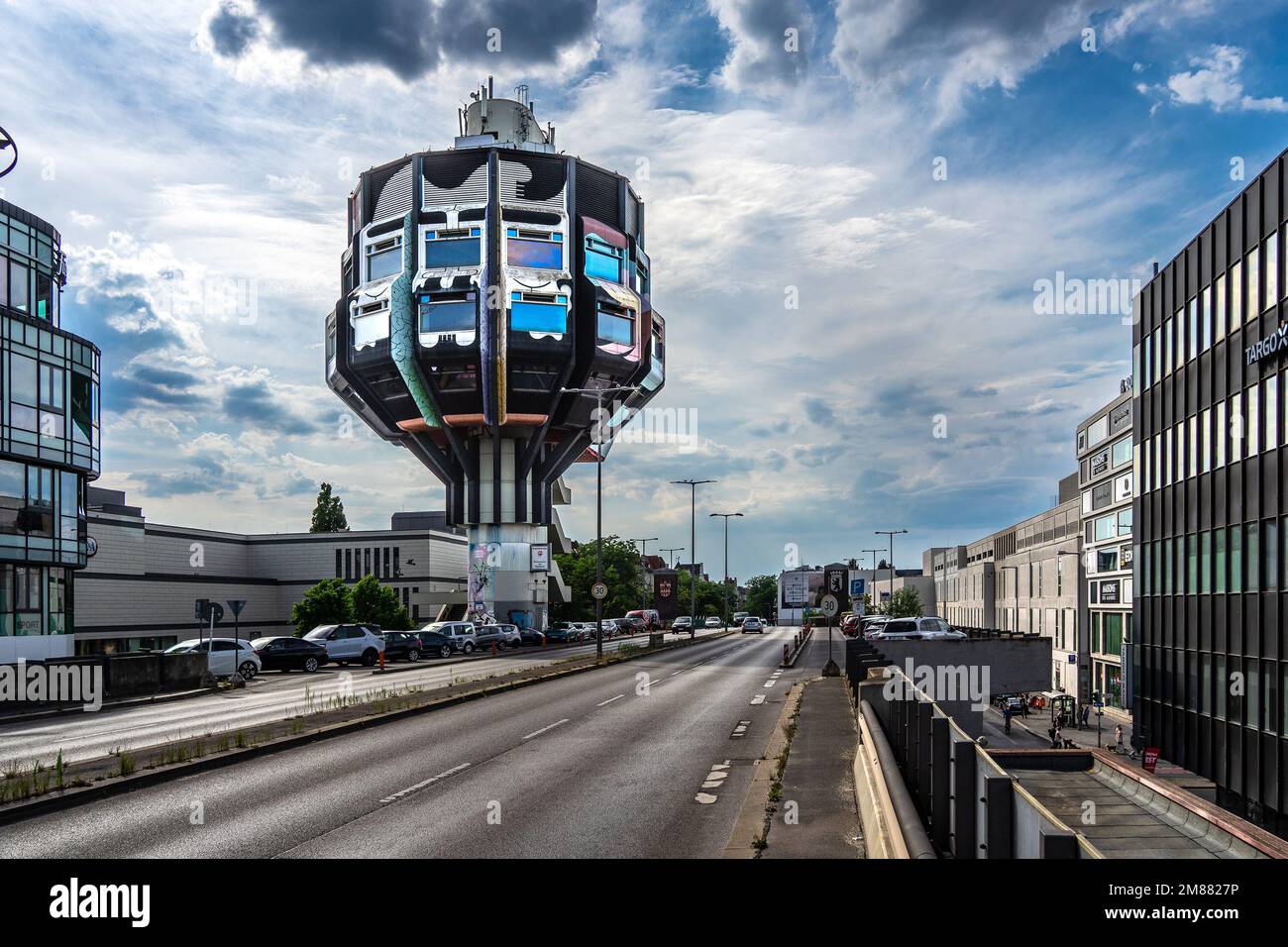 Berlin, Allemagne - 27 juin 2022: Bierpinsel - intéressant, étrange forme de bâtiment brutaliste sur Schloßstraße, les vues cachées de Berlin papier peint Banque D'Images