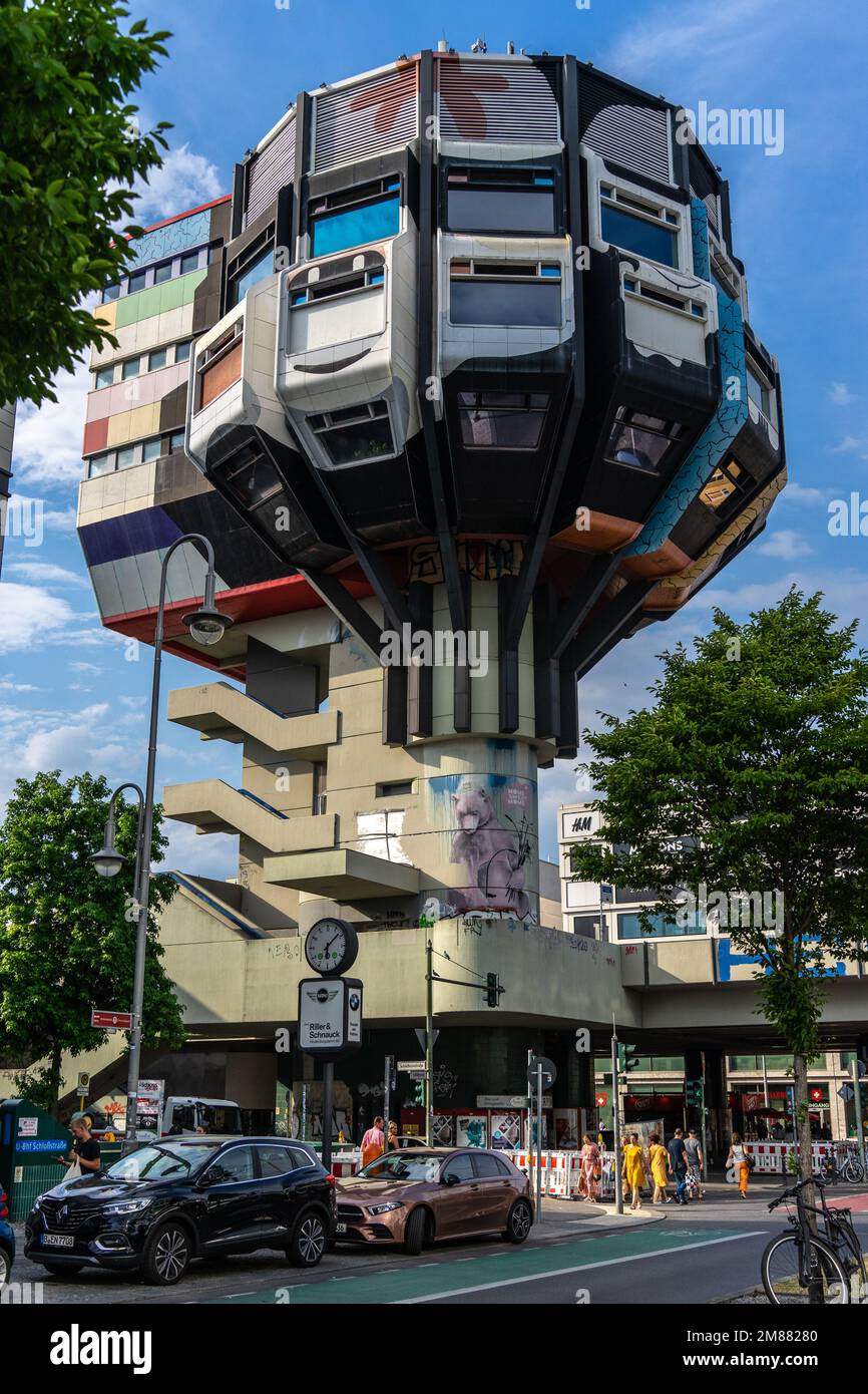 Vue de Bierpinsel tiré d'en-dessous; bâtiment de style brutaliste abandonné à Berlin avec une forme très unique Banque D'Images