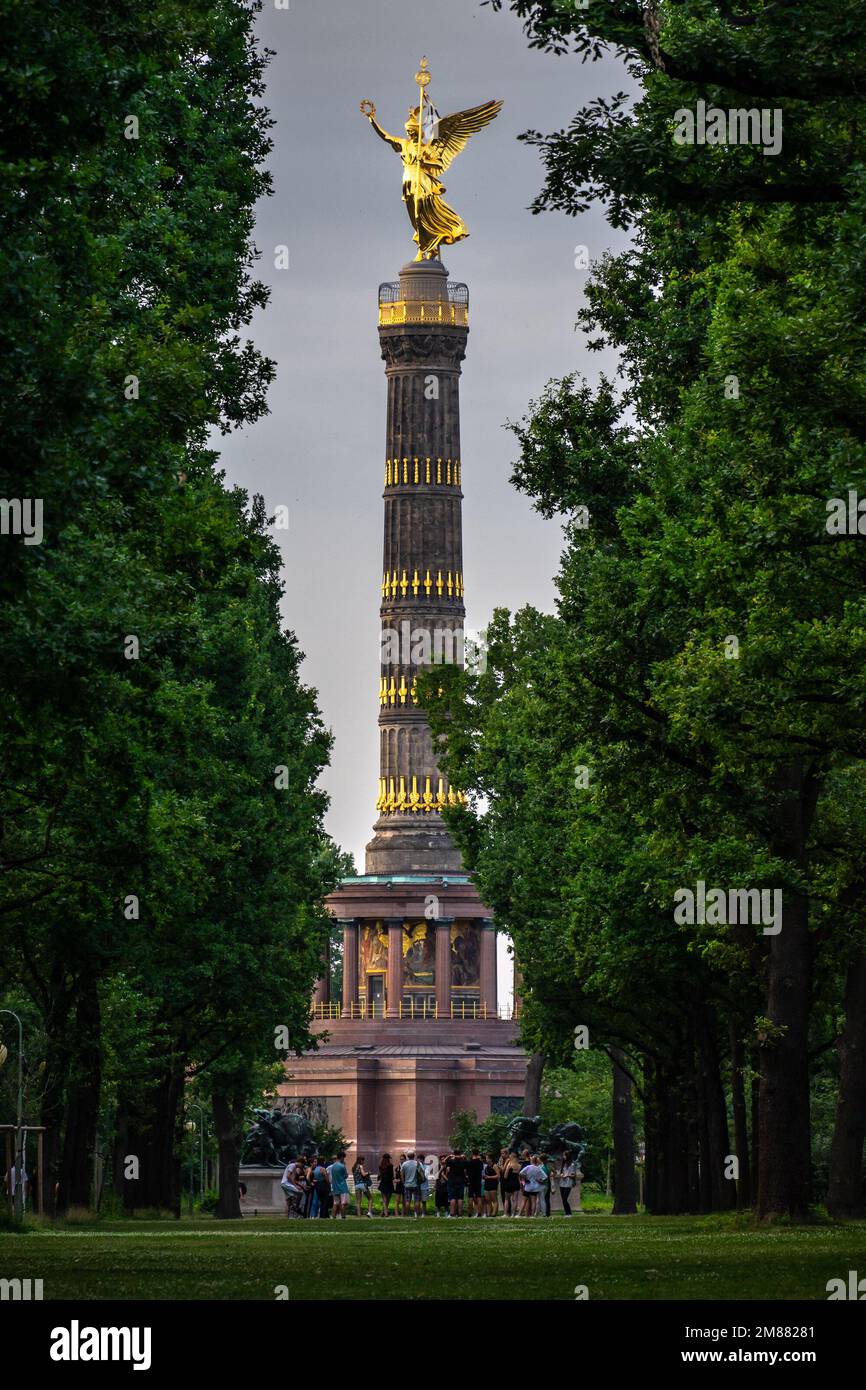 Berlin, Allemagne - 27 juin 2022: La célèbre Siegessäule à Berlin avec la statue d'or de Victoria au sommet Banque D'Images