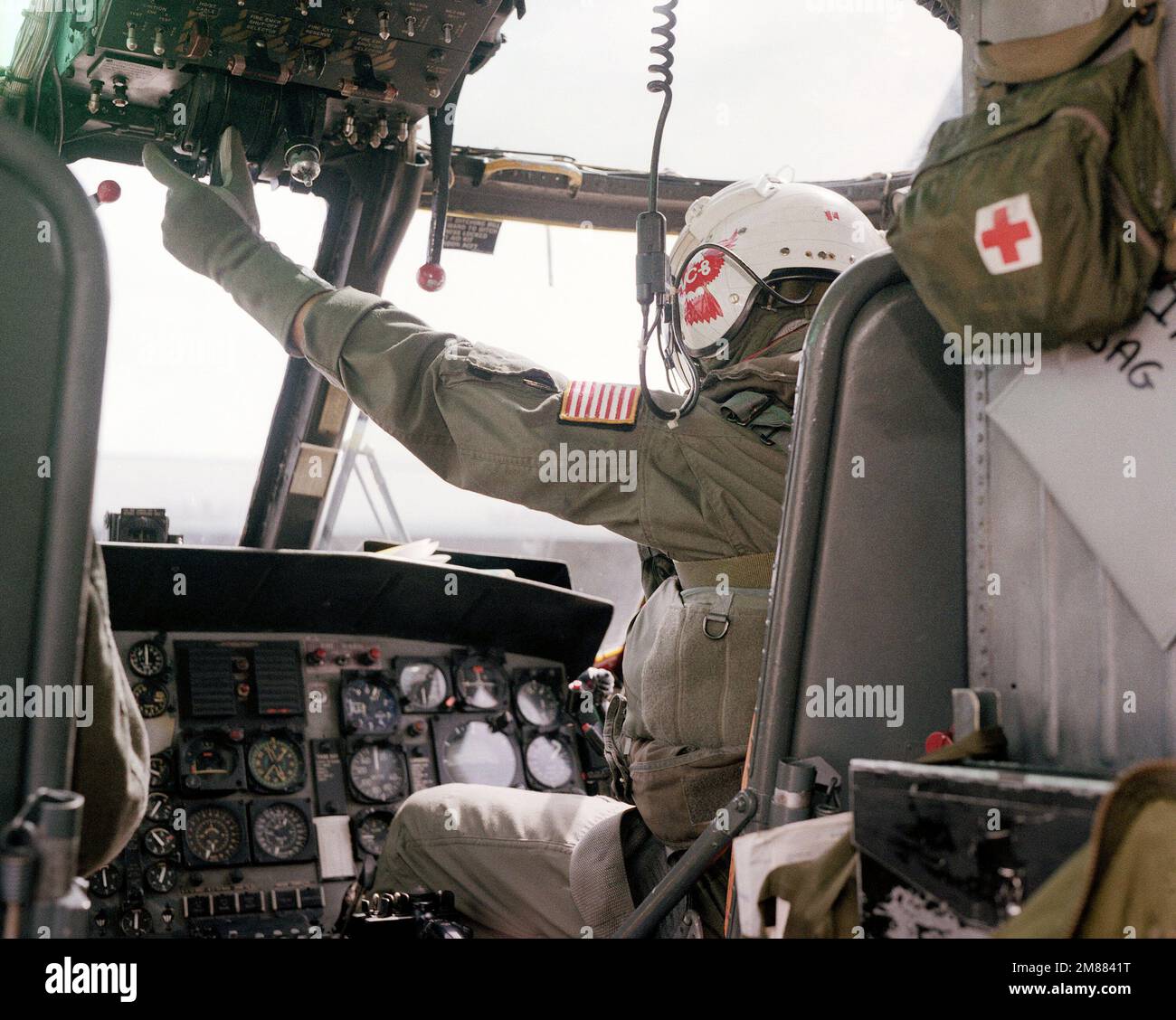 Un membre du Fleet composite Squadron 8 (VC-8) effectue un contrôle de sécurité de son hélicoptère SH-3G Sea King avant le décollage. Base: NAS, Roosevelt Roads État: Porto Rico (PR) pays: Etats-Unis d'Amérique (USA) Banque D'Images