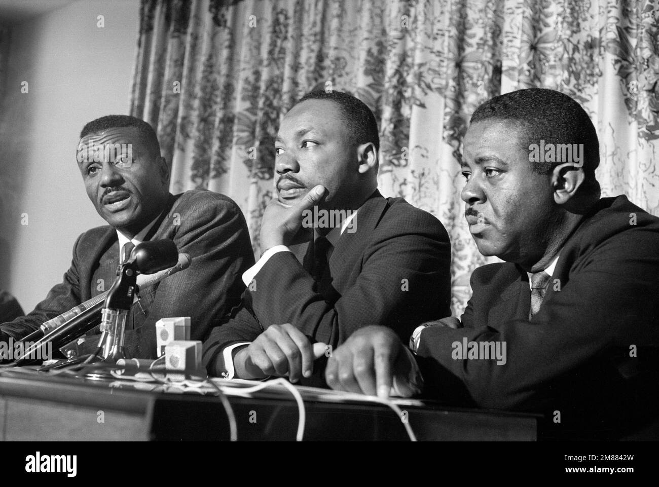 Les leaders des droits civils (de gauche à droite) Fred Shuttlesworth, Martin Luther King et Ralph Abernathy lors de la conférence de presse lors de la campagne de Birmingham, Birmingham, Alabama, Etats-Unis, Marion S. Trikosko, COLLECTION US News & World Report Magazine, 16 mai 1963 Banque D'Images
