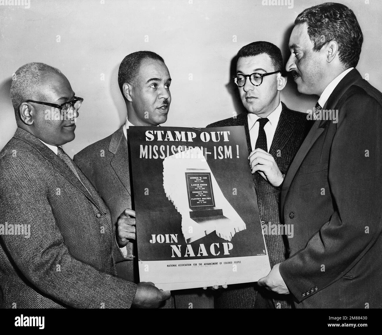 Membres de l'ANACP, Henry L. Moon, directeur des relations publiques; Roy Wilkins, secrétaire exécutif; Herbert Hill, secrétaire du travail, Et Thurgood Marshall, avocat spécial, titulaire d'une affiche contre les préjugés raciaux au Mississippi, Al Ravenne, New York World-Telegram et The Sun Newspaper Photograph Collection, 1956 Banque D'Images