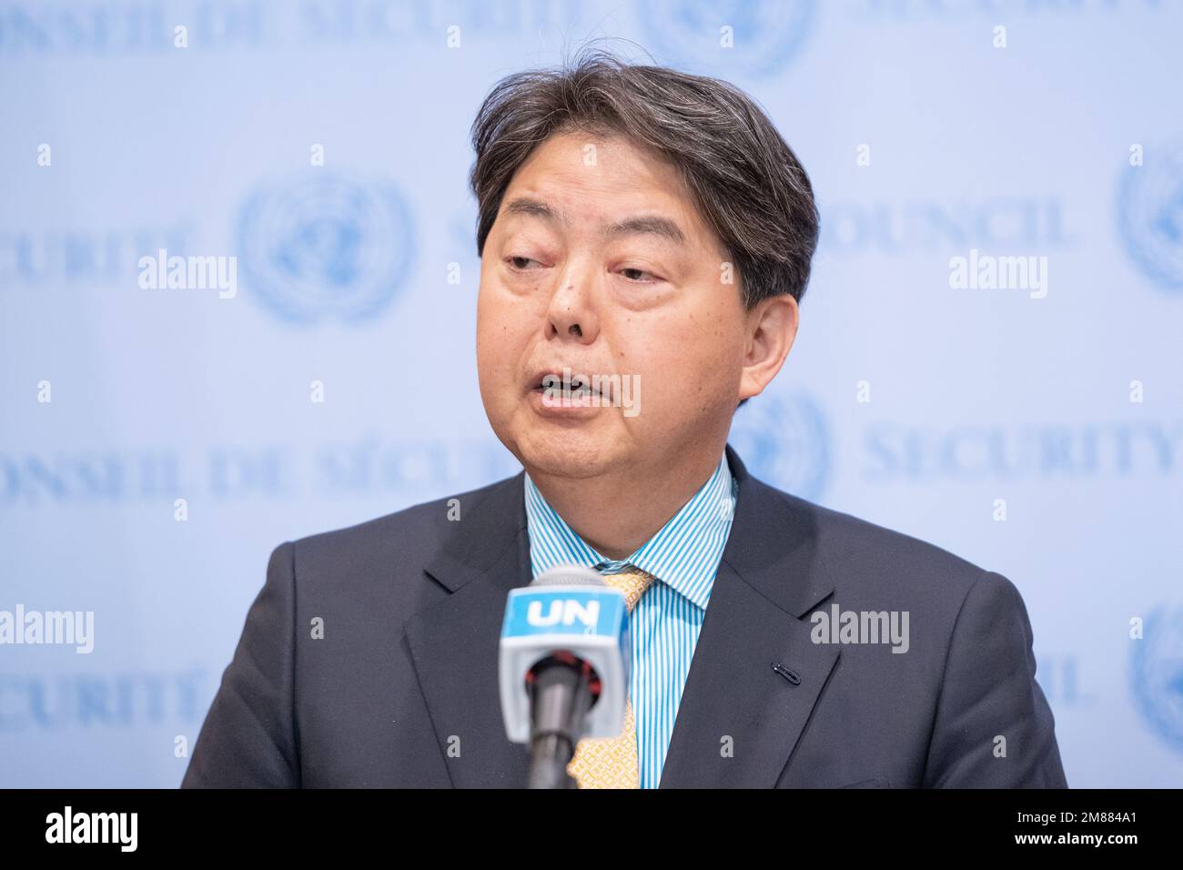 Hayashi Yoshimasa, ministre des Affaires étrangères du Japon, s'exprime lors d'une rencontre avec la presse au siège de l'ONU à New York à propos de 12 janvier 2023 lors d'une réunion avec le Conseil de sécurité Banque D'Images