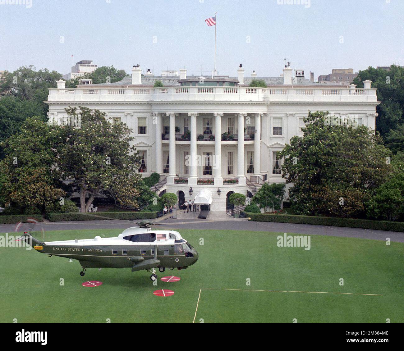 Un hélicoptère marin du 1 e Escadron (HMX-1) VH-3D Sea King atterrit sur la pelouse sud de la Maison Blanche. Base: Washington État: District de Columbia (DC) pays: Etats-Unis d'Amérique (USA) Banque D'Images
