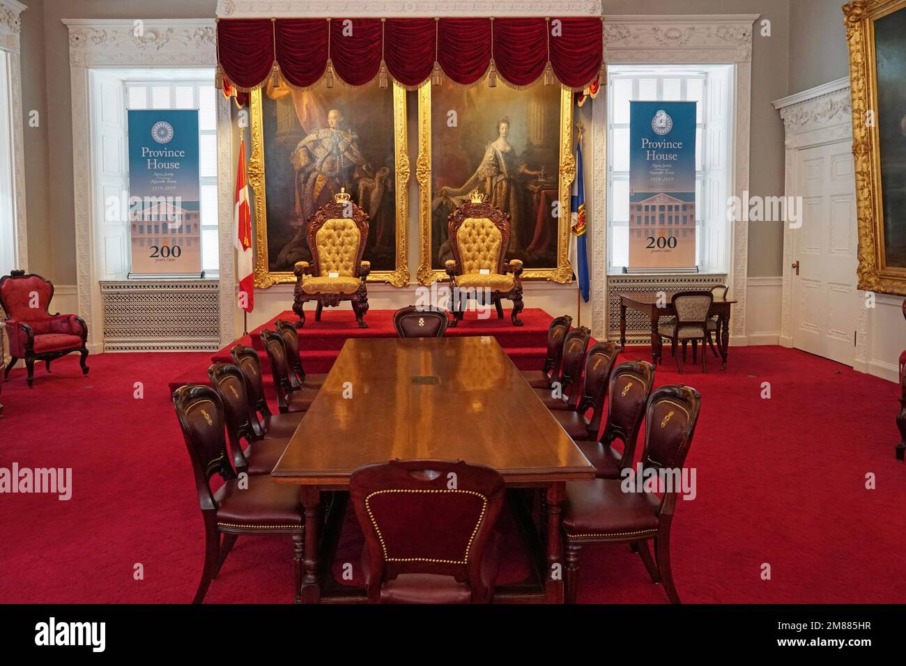 Halifax, Nouvelle-Écosse, Canada - août 2019 : salle du Conseil de l'Assemblée législative du gouvernement provincial de la Nouvelle-Écosse, avec des trônes ornées d'un roi Banque D'Images