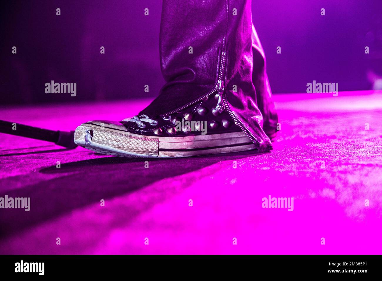 Shoe de Klaus Meine, chanteur et fondateur du rockband allemand Scorpions vivent sur scène. Lisbonne, 2011 Banque D'Images