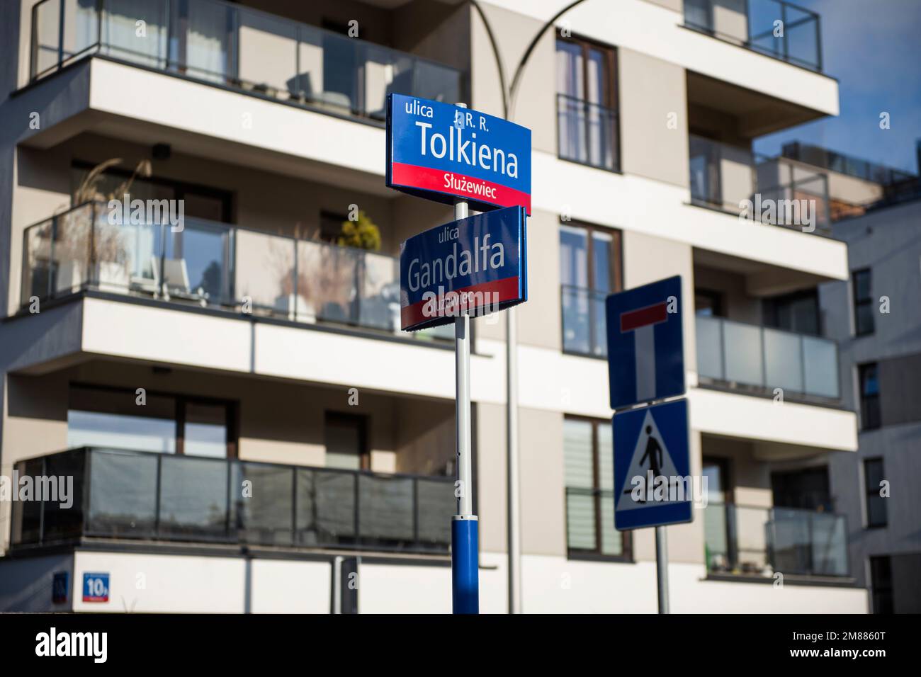 Les rues Gandalf et Tolkien ont ouvert leurs portes dans le quartier de Sluzewiec à Varsovie, surnommé « Mordor ». Deux rues qui se croisent à Varsovie ont été nommées d'après l'écrivain J.R.R. Tolkien et l'un de ses personnages les plus célèbres, Gandalf le magicien. La décision a été prise à la suggestion des résidents, qui voulaient refléter le surnom de Mordor donné à cette partie de Varsovie. Le surnom de Mordor du quartier Sluzewiec de la capitale polonaise a été donné il y a plusieurs années, après la construction de la majorité des nouveaux immeubles de bureaux dans cette partie de la ville. Banque D'Images