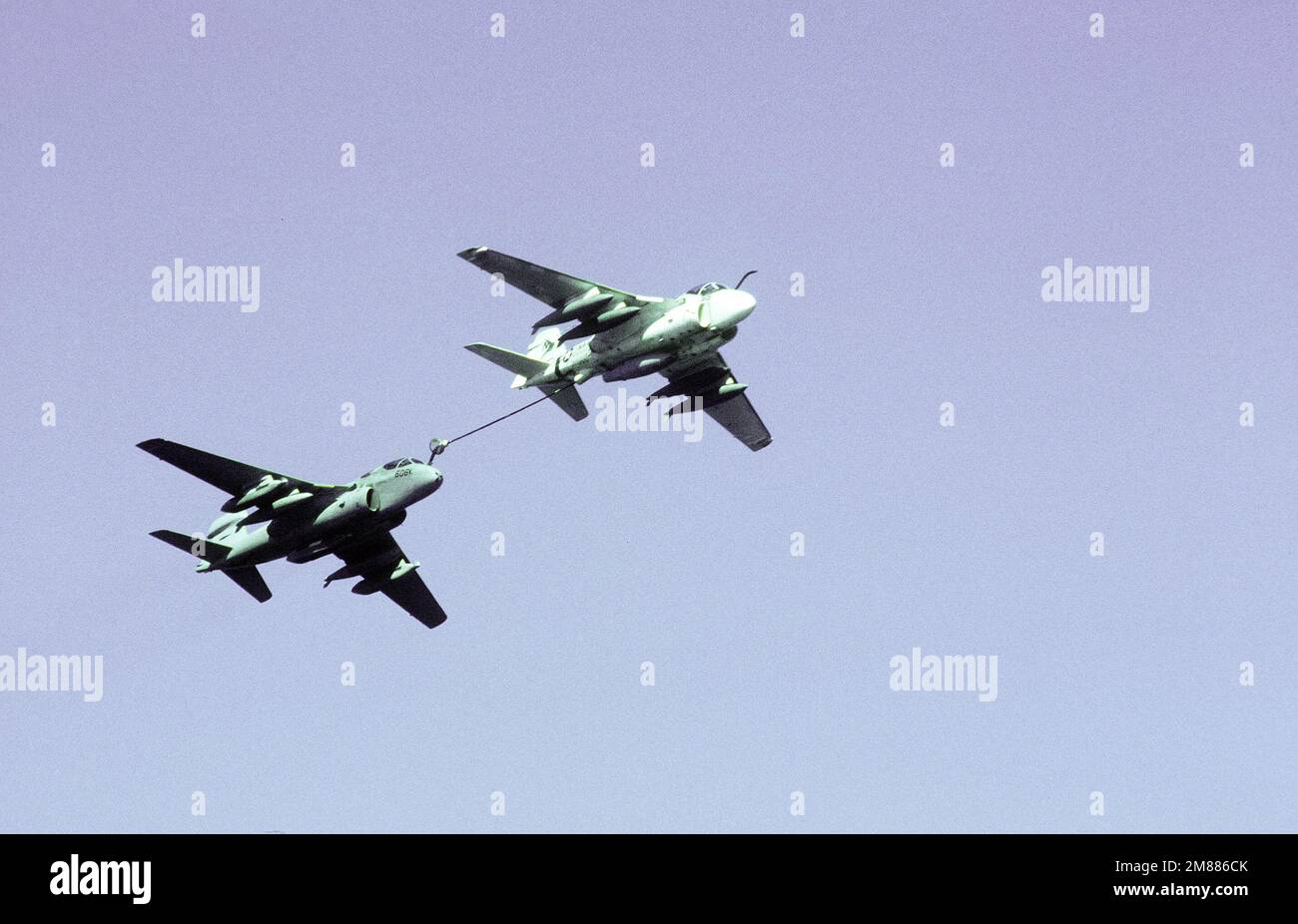 Un avion Intruder KA-6D, à l'avant, ravitaillent en carburant un avion EA-6B Prowler en vol. Pays : inconnu Banque D'Images
