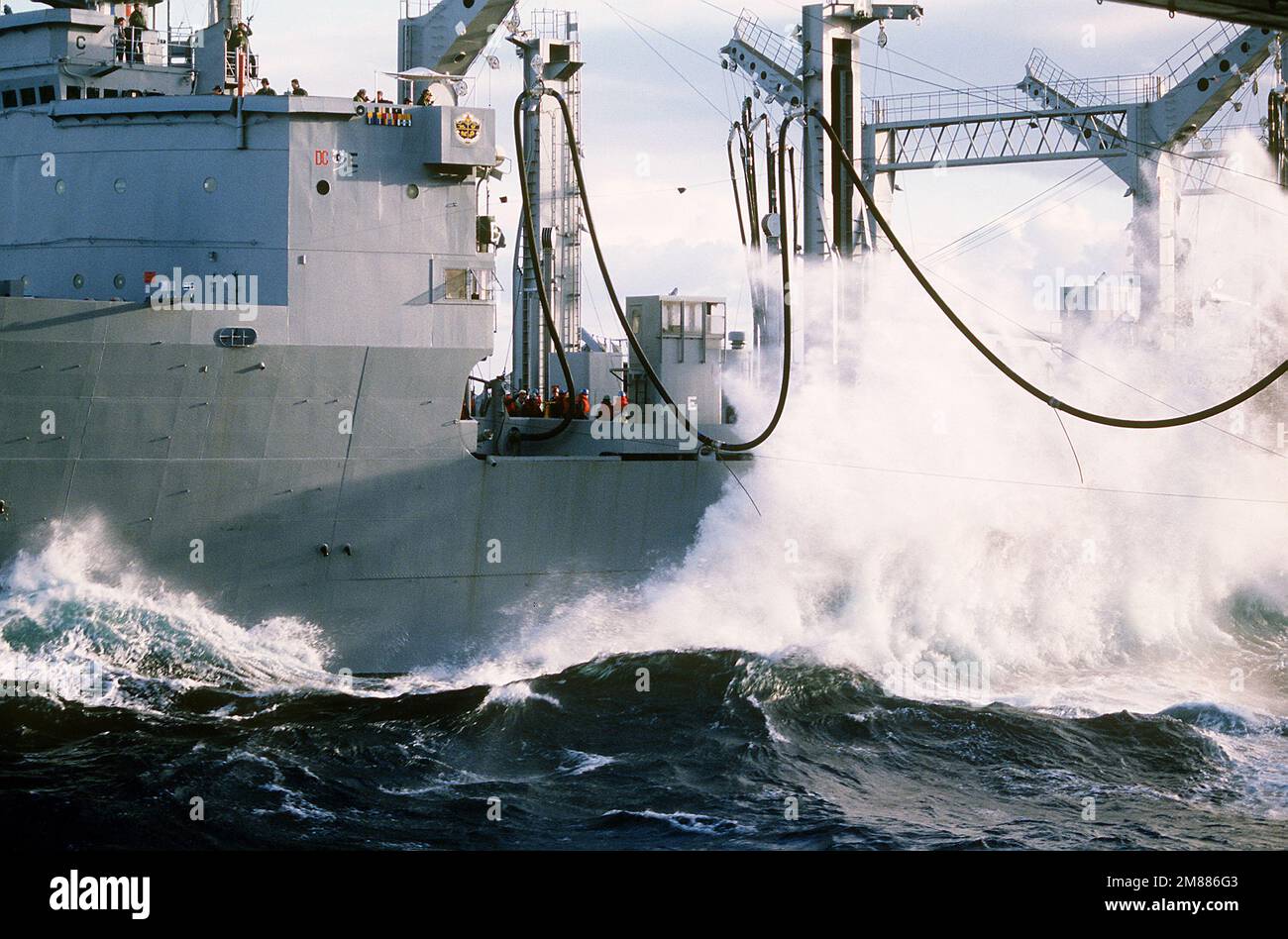 Vue sur le lubrificateur USS WICHITA (AOR-1) qui mène une opération de reconstitution en cours en haute mer. Pays : inconnu Banque D'Images