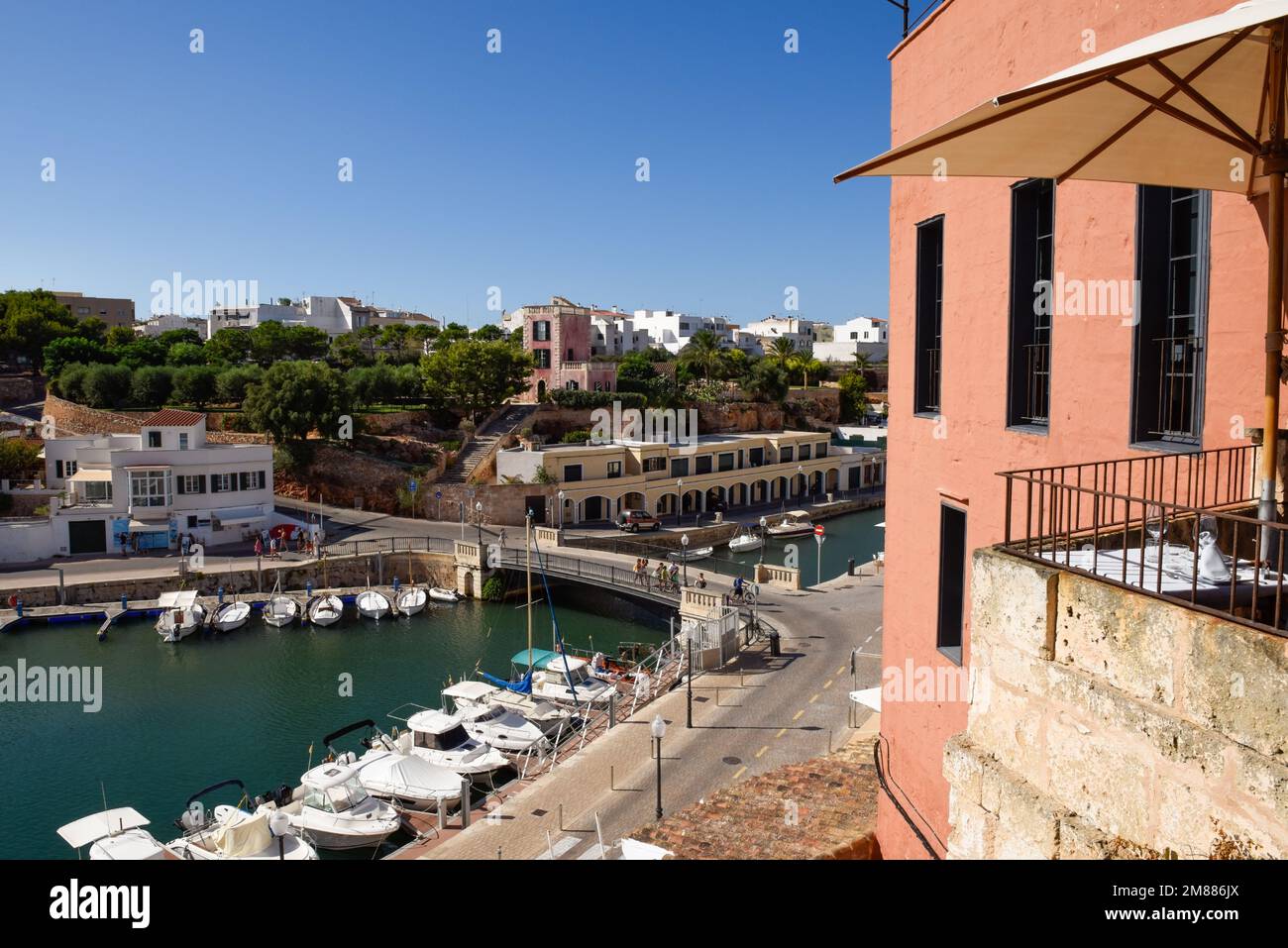 Vue panoramique sur la marina historique dans une ville portuaire connue pour les voyages et le tourisme Banque D'Images