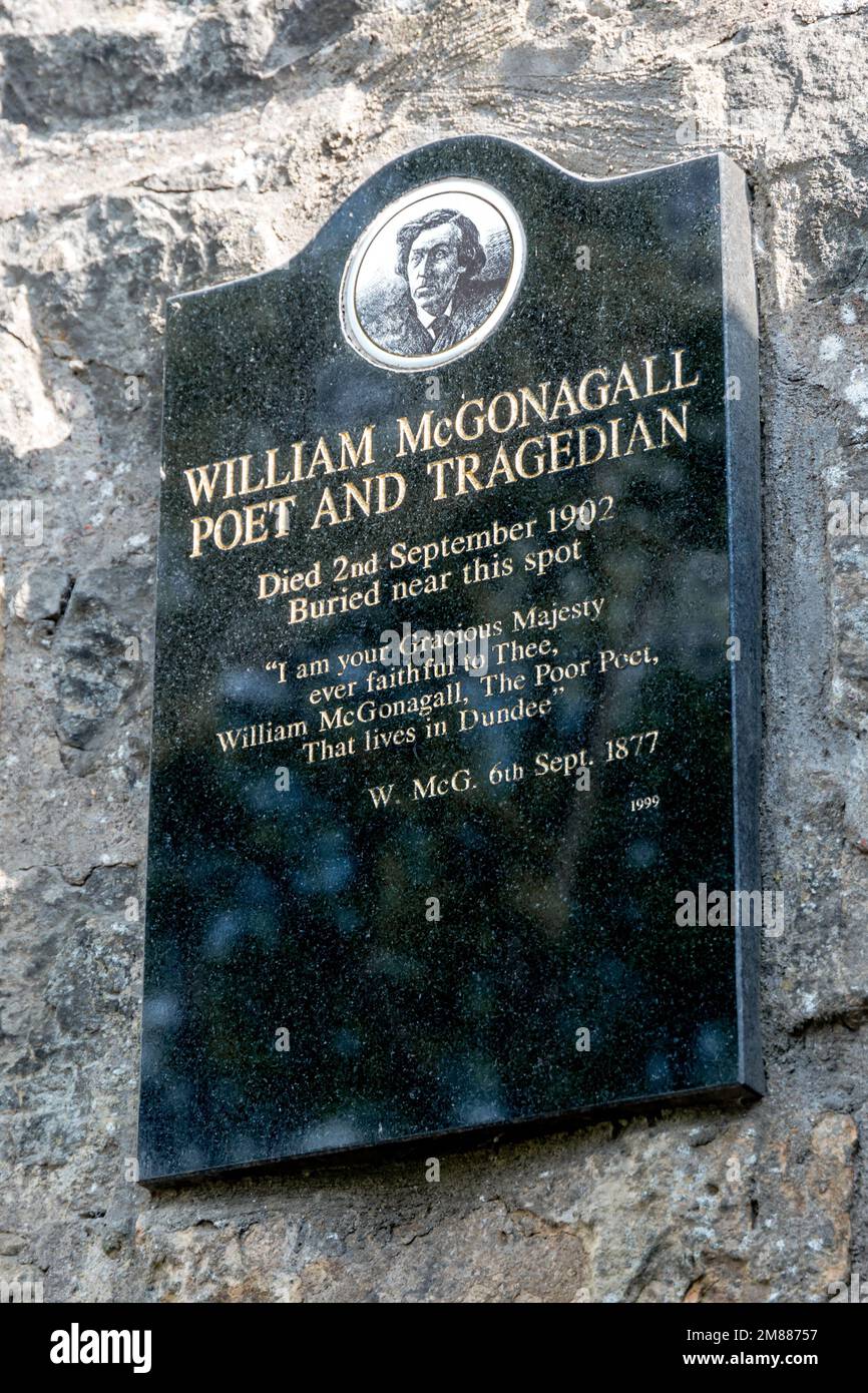 Pierre tombale fixée au mur pour William McGonagall, poète et tragedien, à Greyfriars Kirkyard, inspiration pour le professeur Minerva dans la nove Harry Potter Banque D'Images