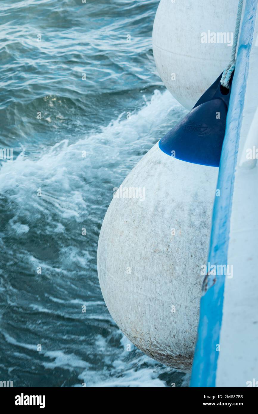 Une bouée gonflable Polyform A-Series blanche et bleue en tant qu'aile sur le bateau mobile par le dessus Banque D'Images