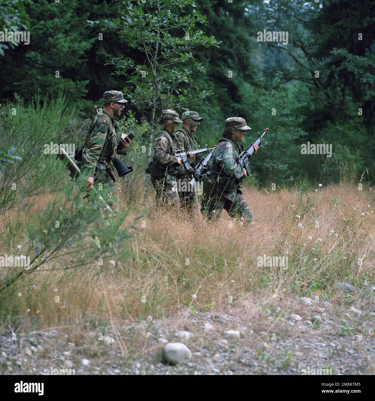 DA-SC-89-00525. Des cadets armés de fusils M16A1 patrouillent dans la région pendant le camp avancé '87 Camp Adventure' de la région du ROTC de 4th. Le soldat à l'arrière porte une arme anti-char légère (LOI). Banque D'Images DA-SC-89-00525. Des cadets armés de fusils M16A1 patrouillent dans la région pendant le camp avancé '87 Camp Adventure' de la région du ROTC de 4th. Le soldat à l'arrière porte une arme anti-char légère (LOI). Banque D'Images