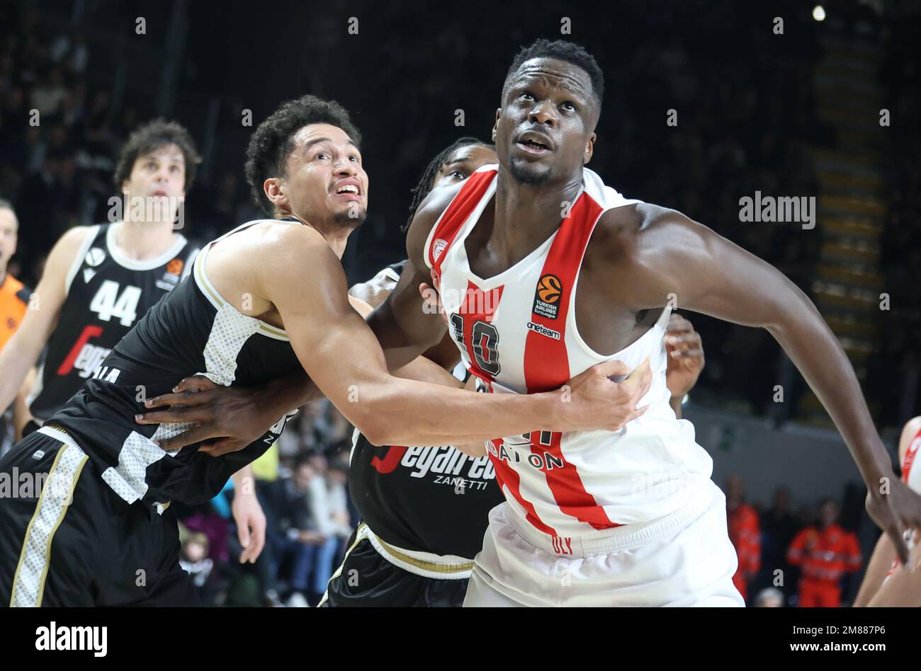 12 janvier 2023 Bologna, Italie: MICKEY JORDANIE (Segafredo Virtus Bologna) et CHUTE DE MOUSTAPHA (Olympiacos Pirée) pendant le match de championnat de basket-ball de l'Euroligue Segafredo Virtus Bologna vs. Olympiacos Pirée à Bologna à Segafredo Arena. (Credit image: © Michele Nucci/LPS via ZUMA Press Wire) USAGE ÉDITORIAL SEULEMENT! Non destiné À un usage commercial ! Banque D'Images