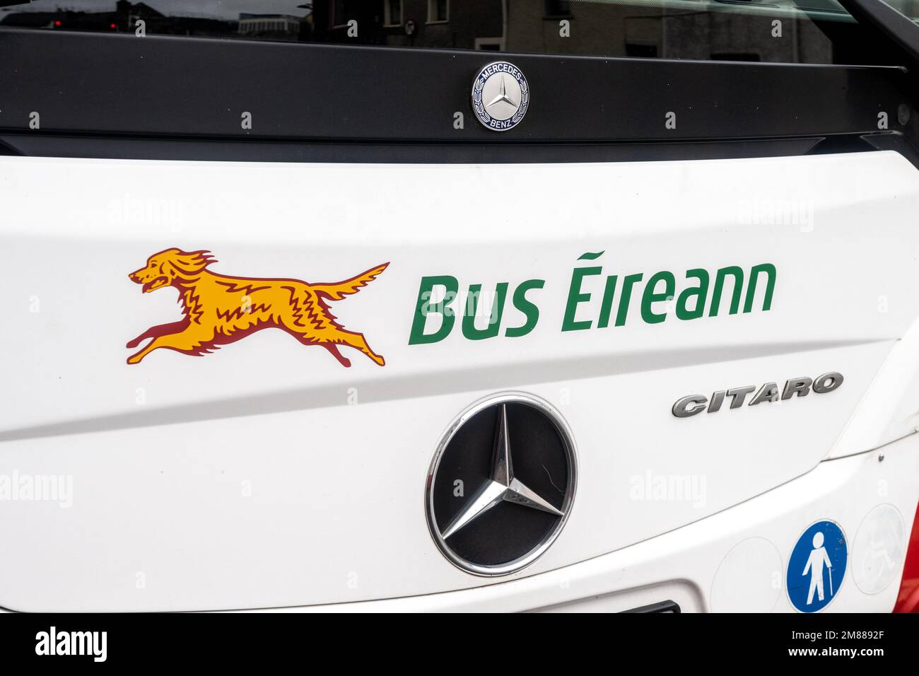 Logo bus Éirenn à l'avant de l'un de ses entraîneurs à Cork, Irlande. Banque D'Images