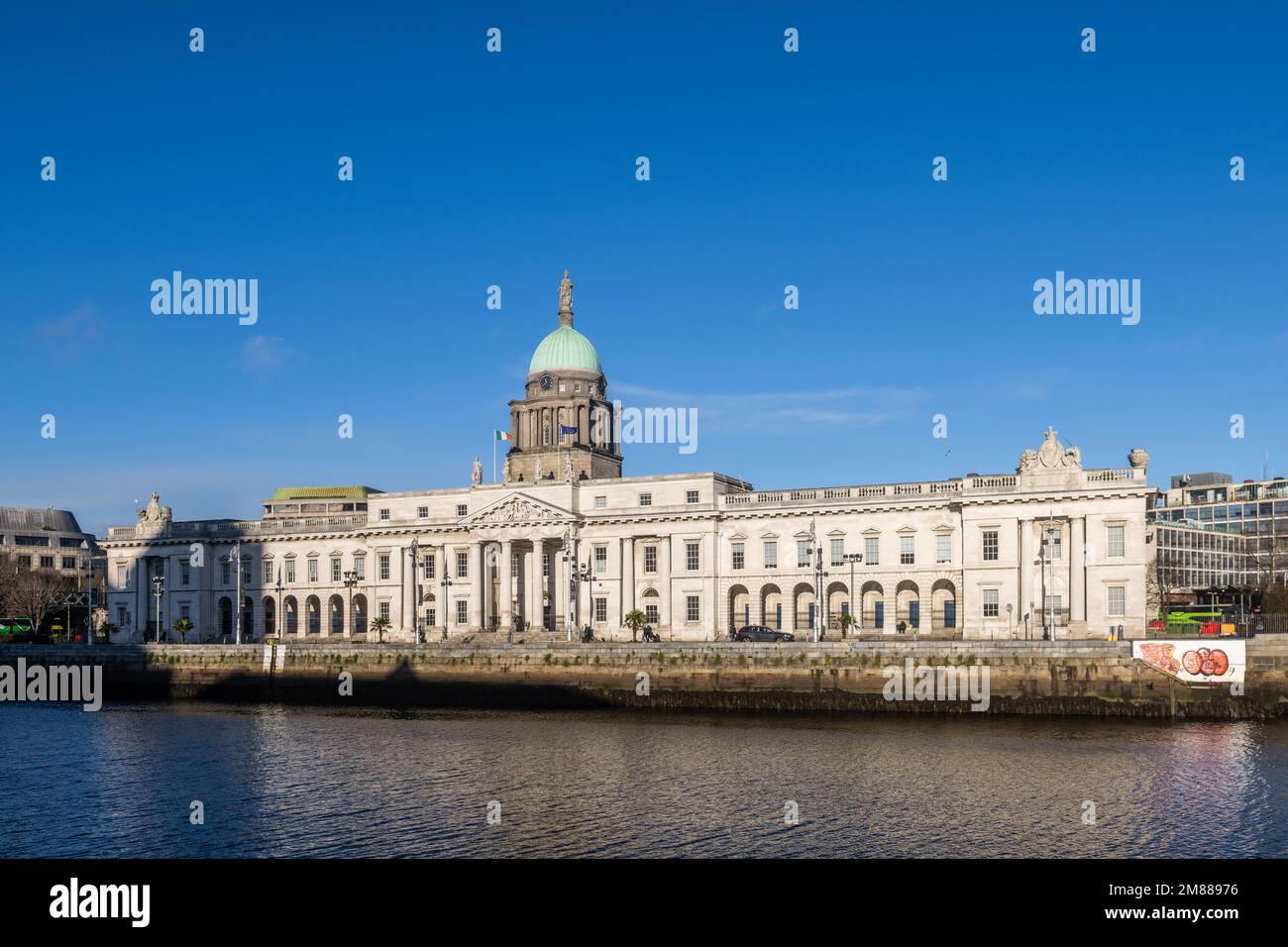 Custom House, par l'architecte James Gandon, sur la rive nord sur Custom House Quay sur la rivière Liffey, Dublin, Irlande. Banque D'Images