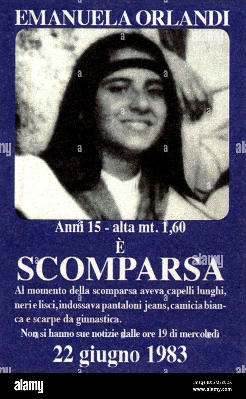 1983 CA , Rome , ITALIE : la jeune fille EMANUELA ORLANDI ( 1968 - kidnappée 1983 ) kidnappée . Un des plus célèbres crimes non résolus ' cas froid ' dans l'histoire italienne . Dans cette photo de 15 ans . Desapparut le 22 juin 1983 , âgé de 15 ans . Dans cette photo les affiches signalant son enlèvement qui depuis des années ont plastré les murs de la ville de Rome , l'ont posté aux frais des membres de la famille . Photographe inconnu . - CRONACA NERA - kidnapping - portrait - ritratto - sparkizione - sparkita - SCOMPARSA - RAPIMENTO - MISTERO - MISTERY - crimine - criminalità - cri Banque D'Images