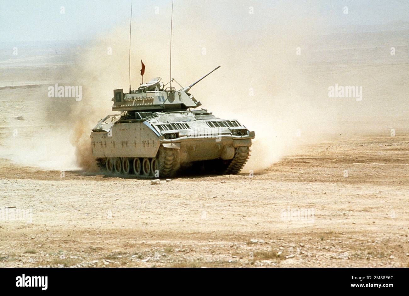 Un véhicule de combat d'infanterie M-2 Bradley manœuvre dans le désert pendant la partie d'exercice de capacités de l'exercice Shadow Hawk '87, une phase de l'exercice Bright Star '87. L'exercice permettra d'évaluer les procédures utilisées pour déployer les forces tactiques et logistiques américaines. Objet opération/série: SHADOW HAWK '87BRIGHT STAR '87 base: Amman pays: Jordanie (JOR) Banque D'Images