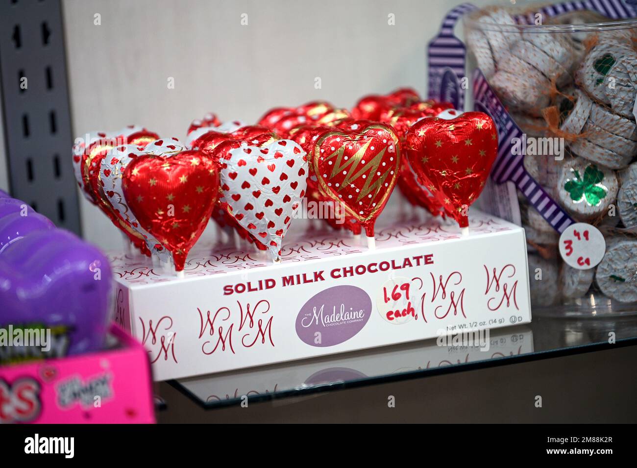 New York, États-Unis. 12th janvier 2023. Chocolats en forme de cœur exposés  dans un magasin Hallmark avant la Saint-Valentin qui est célébrée à la  mi-février, New York, NY, 12 janvier 2023. Aussi