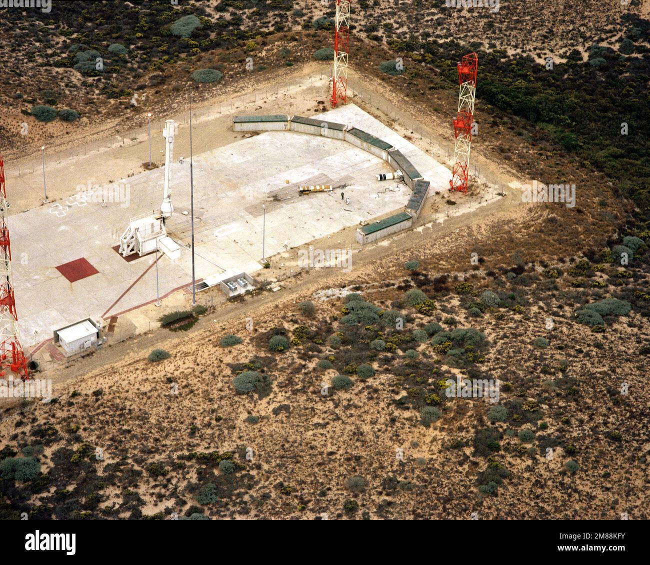 Une vue aérienne du banc d'essai n° 1 à la suite d'un essai du système de lancement assisté par canister en cours de développement pour une utilisation avec le Peacekeeper ICBM. Base: Vandenberg Air Force base État: Californie (CA) pays: États-Unis d'Amérique (USA) Banque D'Images