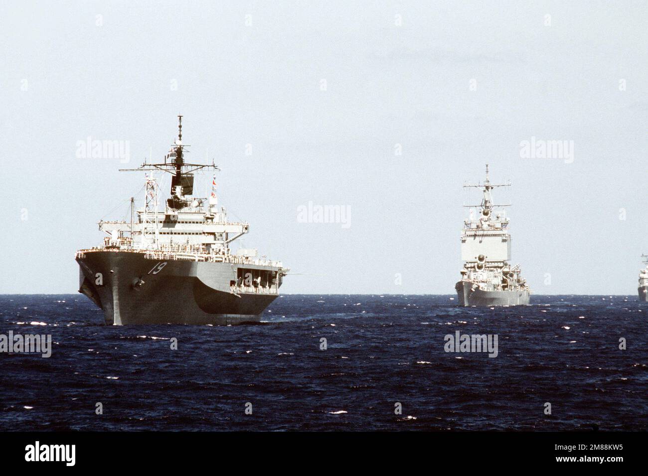 Une vue de l'avant-port du navire de commandement amphibie USS BLUE ...