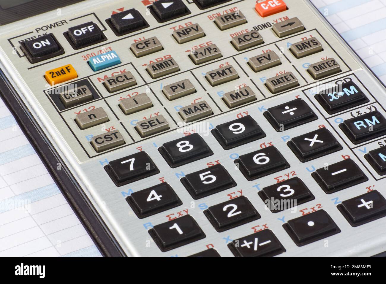 gros plan du calculateur financier sur la table de ciment Banque D'Images