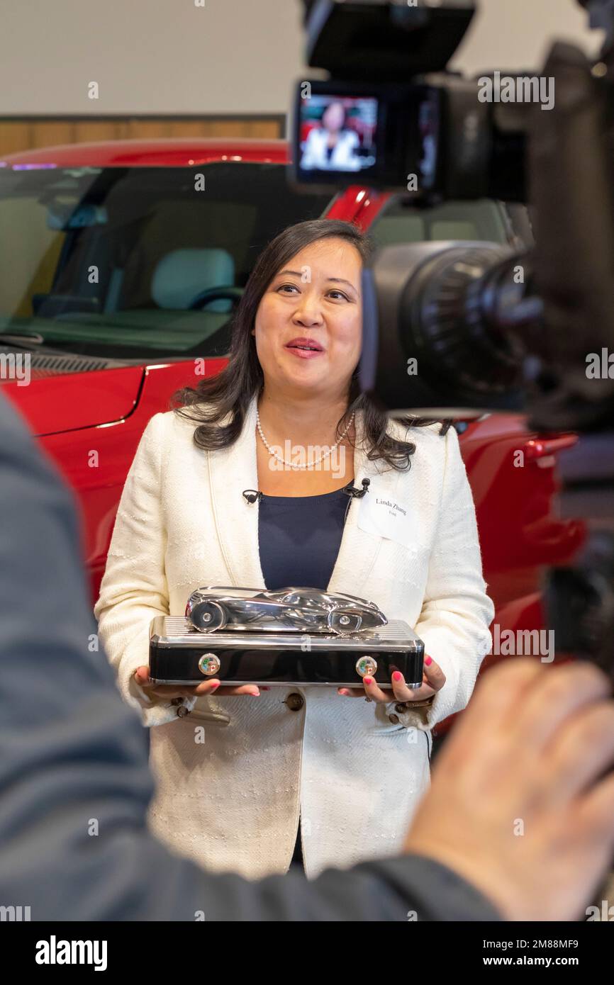 Pontiac, Michigan États-Unis - 11 janvier 2023 - Linda Zhang, ingénieur en chef du camion électrique Ford F-150 Lightning, parle du tr à un journaliste de télévision Banque D'Images